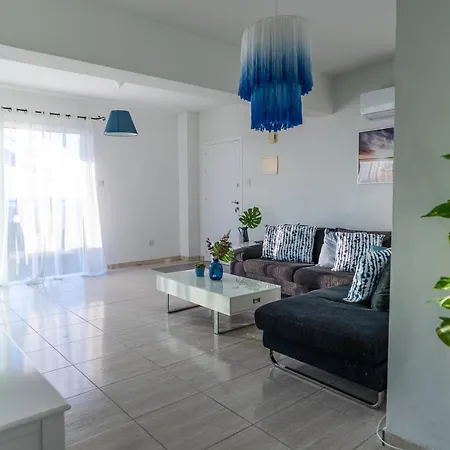 Makenzy Seaview Penthouse לרנקה