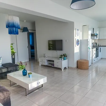 Makenzy Seaview Penthouse דירה לרנקה