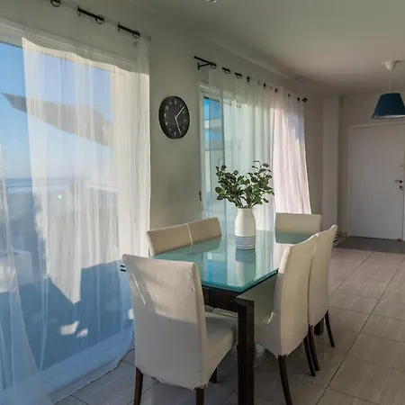Makenzy Seaview Penthouse לרנקה