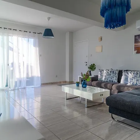 דירה Makenzy Seaview Penthouse לרנקה