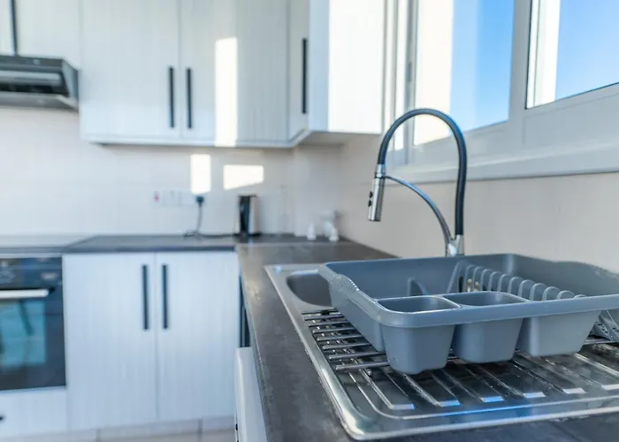 Makenzy Seaview Penthouse דירה לרנקה