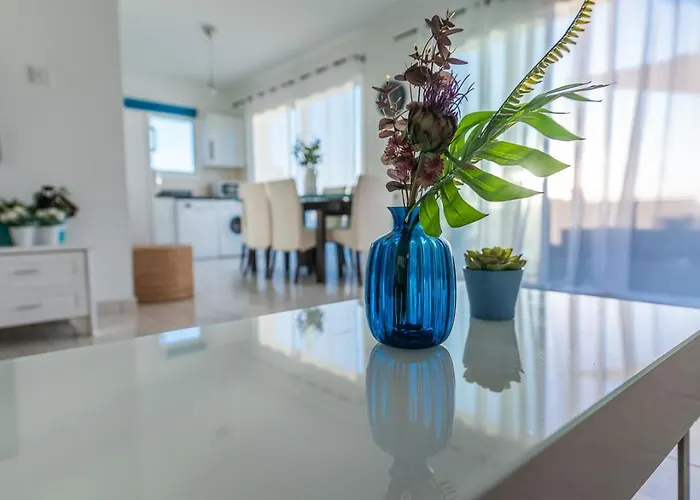 Makenzy Seaview Penthouse דירה לרנקה