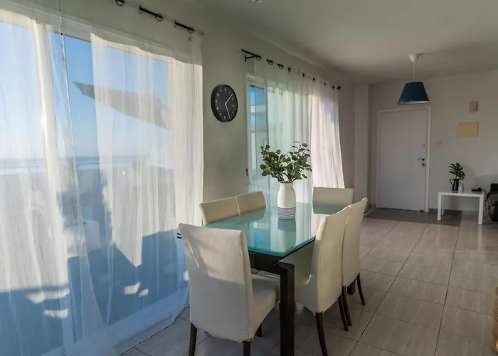 Makenzy Seaview Penthouse לרנקה